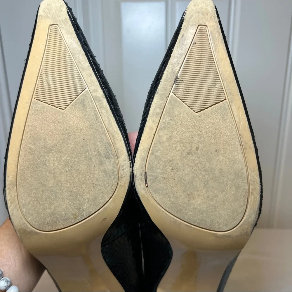Bandolino Women’s Black Textured Pointy Toe Heels Y2K 8M with 2.5 in‎ heel